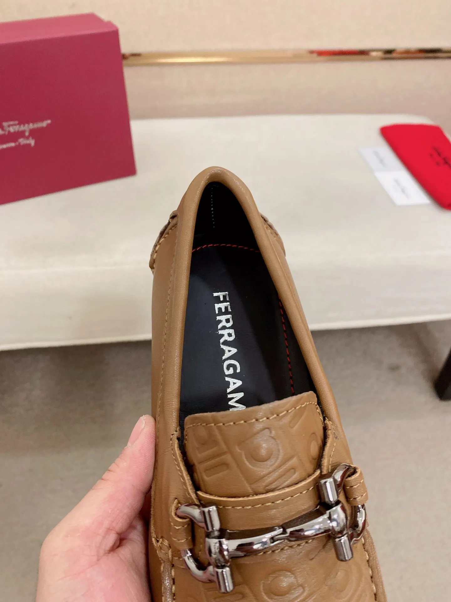 Men's shoes💰: 560💰High-end quality! Ferragamo🆕🆕Exclusive hot-selling products in stock🔥🔥New products on the shelves, high-quality Ferragamo men's pea shoes, high-end casual driving shoes, with complete packaging! 💪 💪 Material: imported cowhide 🐂 + imported high-quality water-dyed cowhide lining + wear-resistant outsole 👍🏻👍🏻 Features: high-end and comfortable, purely handmade 🚀 🚀 Create the perfect shoes that suit you best 🔥 🔥 Size: (38-44) 45 standard size can be customized!